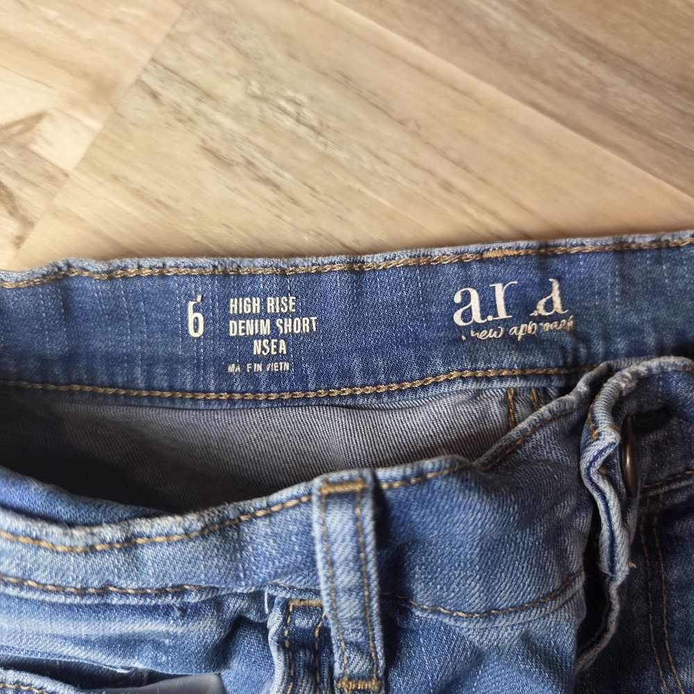 A.n.a. Women's Blue Denim Roll-Cuff Shorts 5" inseam Size 6 - Picture 6 of 7